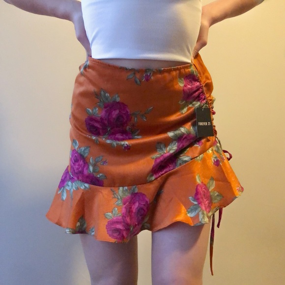 This really cute NWT Forever 21 Ruched Skirt!! - Picture 2 of 4
